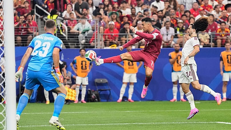 Ronaldo remata ante Simón