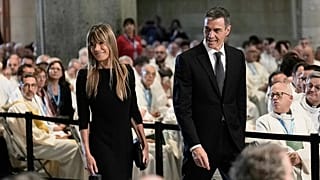 El presidente del Gobierno español, Pedro Sánchez, y su esposa, Begoña Gómez, llegan a la misa oficiada por el Papa León XIV en Barcelona, el miércoles 10 de junio de 2026.