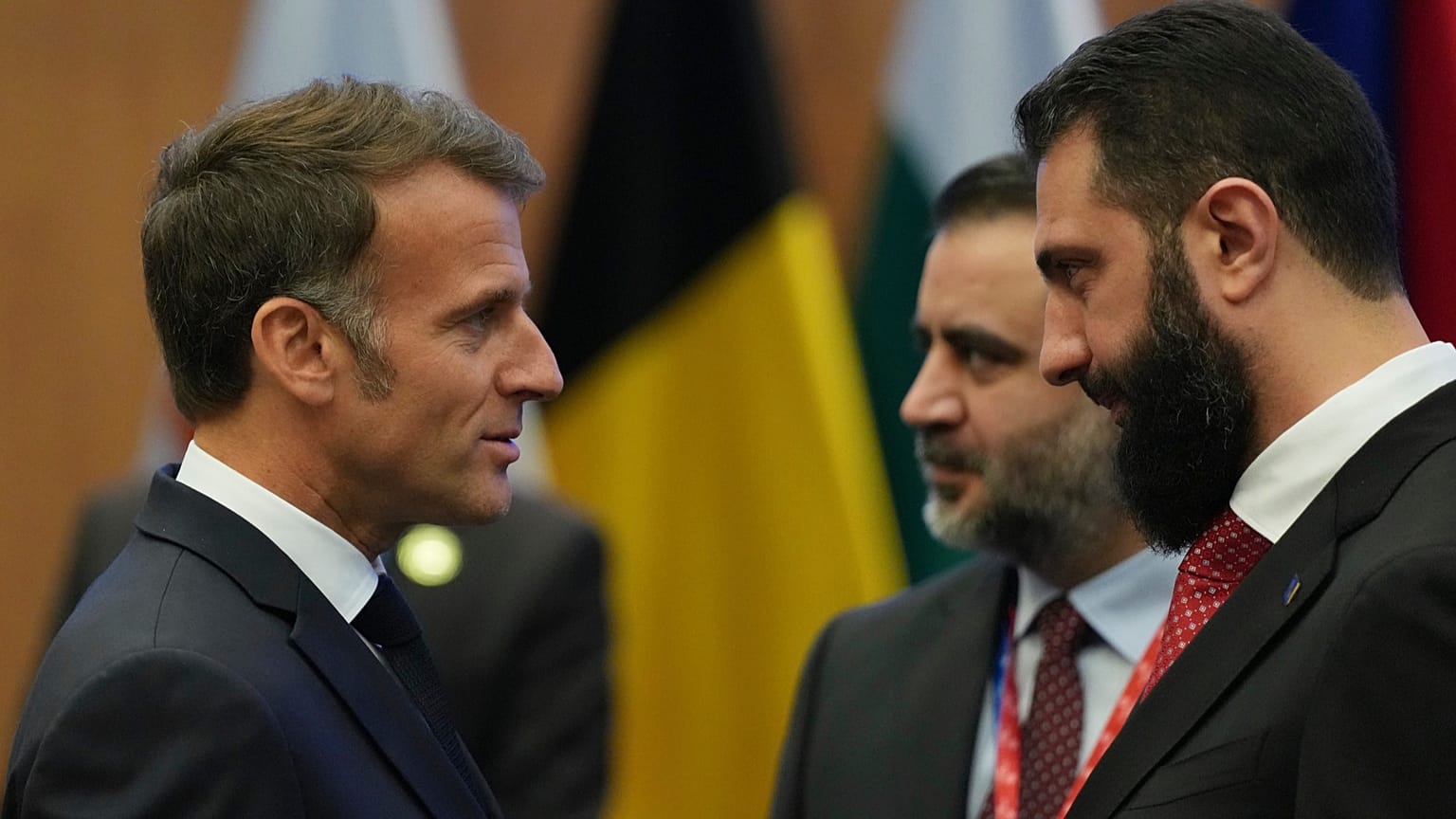 Emmanuel Macron avec le président syrien par intérim Ahmed al-Charaa lors d'un sommet de l'UE à Nicosie, Chypre, le 24 avril 2026.