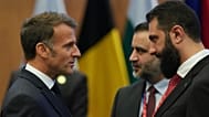 Emmanuel Macron avec le président syrien par intérim Ahmed al-Charaa lors d'un sommet de l'UE à Nicosie, Chypre, le 24 avril 2026.
