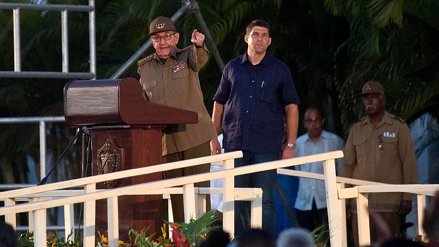 Acompañado por su asistente personal y su nieto Guillermo Rodríguez Castro, el expresidente de Cuba, Raúl Castro, en un acto del Día de la Revolución, 26 de julio 2018
