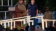 Acompañado por su asistente personal y su nieto Guillermo Rodríguez Castro, el expresidente de Cuba, Raúl Castro, en un acto del Día de la Revolución, 26 de julio 2018