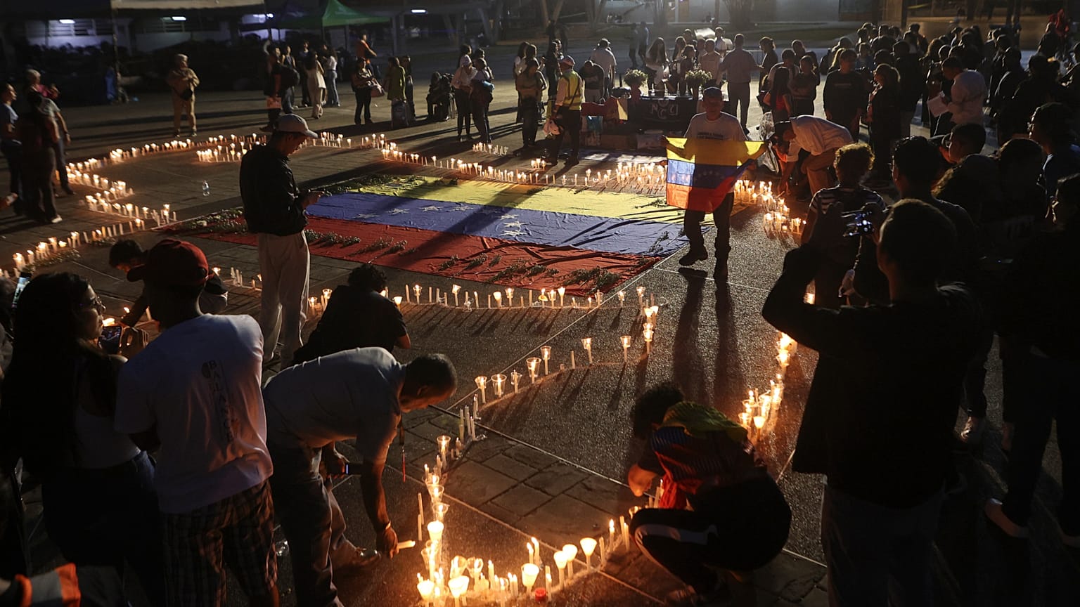 Personas realizan una vigilia por las víctimas de los dos fuertes terremotos que azotaron Venezuela, en Caracas, Venezuela, el domingo 5 de julio de 2026. 