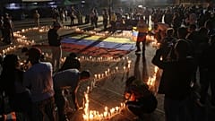Personas realizan una vigilia por las víctimas de los dos fuertes terremotos que azotaron Venezuela, en Caracas, Venezuela, el domingo 5 de julio de 2026. 