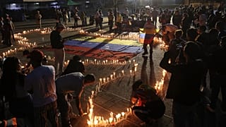 Personas realizan una vigilia por las víctimas de los dos fuertes terremotos que azotaron Venezuela, en Caracas, Venezuela, el domingo 5 de julio de 2026. 