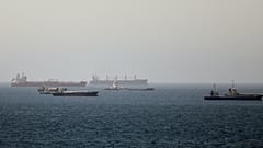 تُرى ناقلات وسفن شحن في خليج عُمان على طول خطوط الملاحة التي تربط مضيق هرمز ببحر العرب، الثلاثاء 16 حزيران/يونيو 2026.