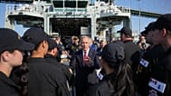 Der kanadische Premierminister Mark Carney begrüßt Matrosen, nachdem bekannt gegeben wurde, dass TKMS die neue U-Boot-Flotte der kanadischen Marine bauen wird.