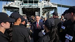 Der kanadische Premierminister Mark Carney begrüßt Matrosen, nachdem bekannt gegeben wurde, dass TKMS die neue U-Boot-Flotte der kanadischen Marine bauen wird.