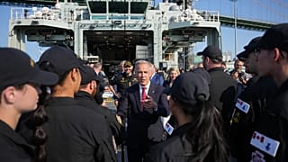 Der kanadische Premierminister Mark Carney begrüßt Matrosen, nachdem bekannt gegeben wurde, dass TKMS die neue U-Boot-Flotte der kanadischen Marine bauen wird.