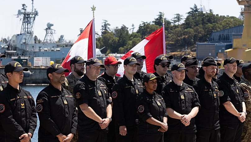 Angehörige der Royal Canadian Navy verfolgen auf dem Stützpunkt CFB Esquimalt die Bekanntgabe, dass Deutschlands TKMS den Zuschlag für eine neue U-Boot-Flotte erhält.
