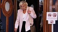 Лидер ультраправых Марин Ле Пен покидает зал суда после оглашения приговора апелляционной инстанции в Париже, Франция, 7 июля 2026 г. (Фото AP/Орельен Мориссар)