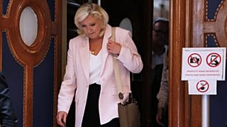 Лидер ультраправых Марин Ле Пен покидает зал суда после оглашения приговора апелляционной инстанции в Париже, Франция, 7 июля 2026 г. (Фото AP/Орельен Мориссар)
