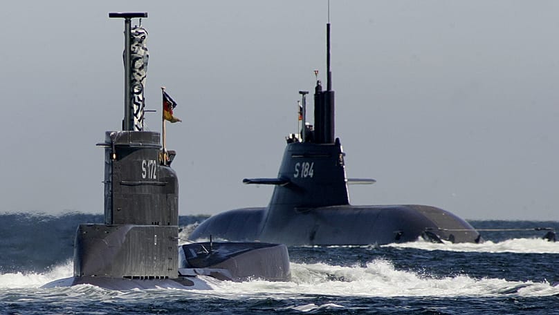 Deux  Sous-marins de la classe 206A, « U 23 » (à gauche), et de la classe 212A -