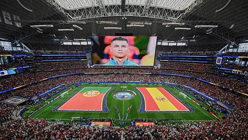 Se muestran las banderas de Portugal y España mientras Cristiano Ronaldo aparece en una pantalla antes del partido, el 6 de julio de 2026. (Foto AP/Jessica Tobias)