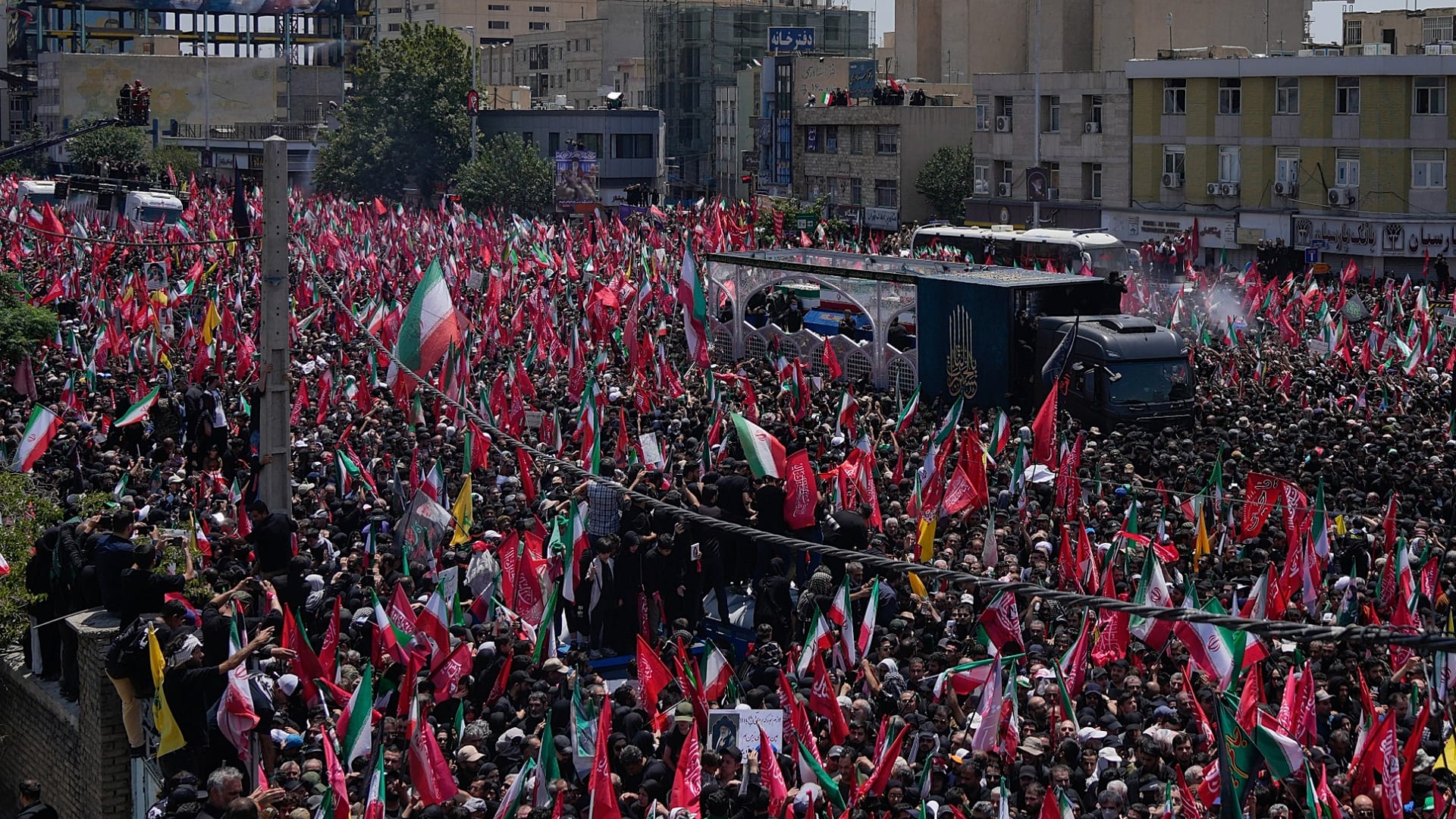 شاحنة تنقل نعوش المرشد الأعلى الإيراني الراحل علي خامنئي وأفراداً من عائلته، الذين قُتلوا، تشق طريقها وسط المشيعين خلال مراسم التشييع في طهران، إيران، الاثنين 6 يوليو/تموز 202