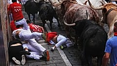 جشن‌گیران در نخستین دور دویدن گاوها در جشن سن‌فرمین در پامپلونا اسپانیا همراه گاوهای جنگی فوئنته ایمبرو می‌دوند، سه‌شنبه ۷ ژوئیه ۲۰۲۶.