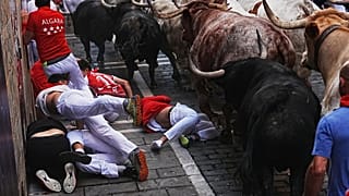 Festejantes corren junto a los toros de lidia de Fuente Ymbro durante el primer encierro de las fiestas de San Fermín en Pamplona, España, martes, siete de julio de 2026.
