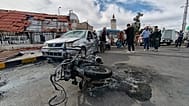 عناصر أمن سوريون يعاينون موقع انفجار وقع خارج مبنى تابع لوزارة الدفاع في دمشق، سوريا، الثلاثاء 19 مايو/أيار 2026