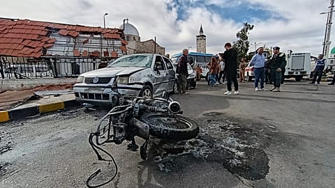عناصر أمن سوريون يعاينون موقع انفجار وقع خارج مبنى تابع لوزارة الدفاع في دمشق، سوريا، الثلاثاء 19 مايو/أيار 2026