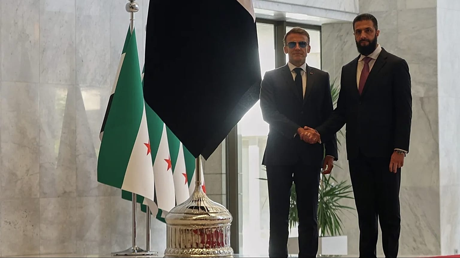 El presidente sirio Ahmad al-Sharaa se reúne con el presidente francés Emmanuel Macron en el palacio presidencial de Damasco, el 7 de julio de 2026 - Copyright AP Photo