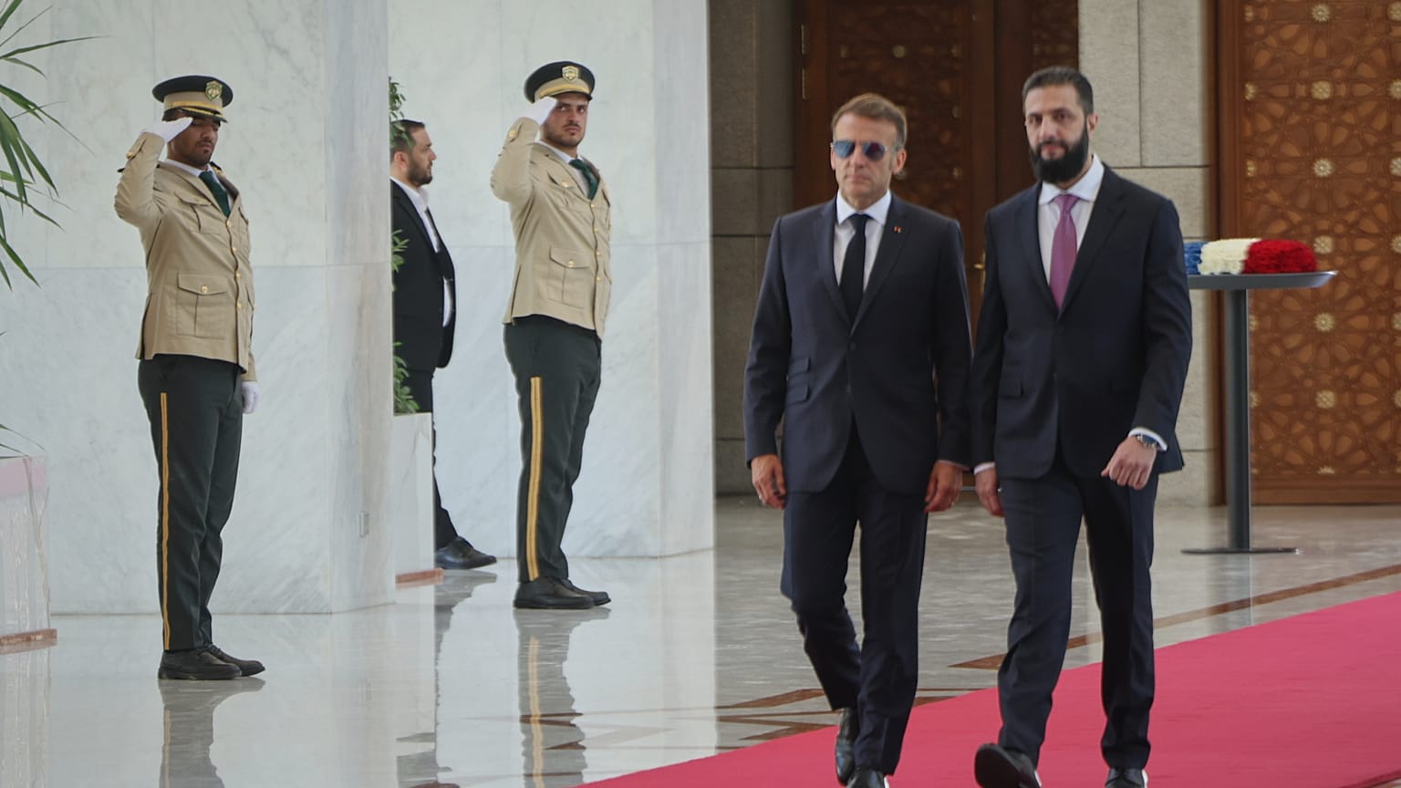 O presidente sírio Ahmad al-Sharaa, à direita, encontra-se com o presidente francês Emmanuel Macron no palácio presidencial em Damasco, na Síria, na terça-feira