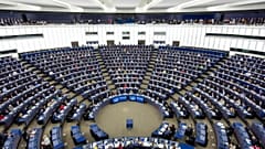 Łączne miesięczne dochody europosłów wynoszą około 17 000 euro.