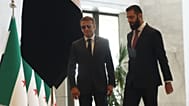 الرئيس السوري أحمد الشرع، على اليمين، يلتقي الرئيس الفرنسي إيمانويل ماكرون في القصر الرئاسي بدمشق، سوريا، الثلاثاء 7 يوليو 2026. (AP Photo/غيث السيد)