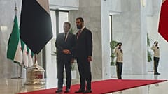 الرئيس الفرنسي إيمانويل ماكرون خلال لقائه نظيره السوري أحمد الشرع