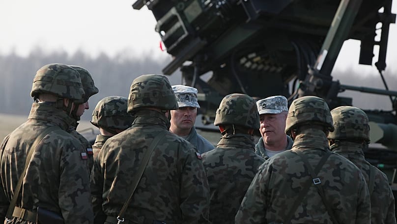 Żołnierze USA z 5. Batalionu 7. Pułku Obrony Powietrznej są widoczni na poligonie w Sochaczewie w Polsce, w sobotę 21 marca 2015 r., podczas wspólnych ćwiczeń