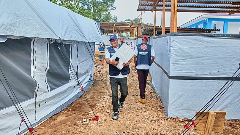 Gyógyszerszállítmány érkezik a Kelet-Kongói Bunia egyik táborába