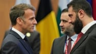 الرئيس الفرنسي إيمانويل ماكرون يتحدث مع الرئيس السوري الانتقالي أحمد الشرع خلال قمة الاتحاد الأوروبي في نيقوسيا، قبرص، 24 أبريل/نيسان 2026.