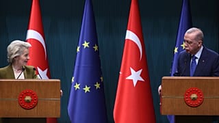A presidente da Comissão Europeia, Ursula von der Leyen, olha para o presidente turco, Recep Tayyip Erdoğan, em Ancara, em 17 de dezembro de 2024.