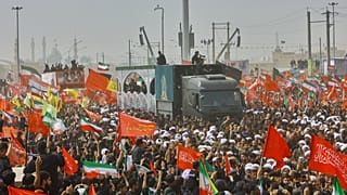 Iran : le cercueil de Khamenei encerclé par une foule en deuil à Qom
