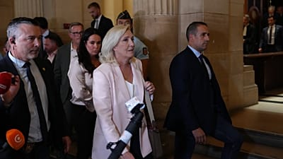 La leader dell'estrema destra Marine Le Pen lascia l'aula dopo il verdetto del suo processo d'appello, a Parigi (Francia), martedì 7 luglio 2026.