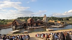 Το Kynren εξελίσσεται από νυχτερινό υπαίθριο σόου σε πλήρες θεματικό πάρκο με μεσαιωνικό χωριό (στη φωτογραφία)