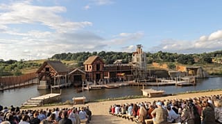 Το Kynren εξελίσσεται από νυχτερινό υπαίθριο σόου σε πλήρες θεματικό πάρκο με μεσαιωνικό χωριό (στη φωτογραφία)