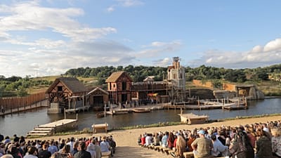 Το Kynren εξελίσσεται από νυχτερινό υπαίθριο σόου σε πλήρες θεματικό πάρκο με μεσαιωνικό χωριό (στη φωτογραφία)