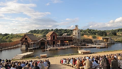 Το Kynren εξελίσσεται από νυχτερινό υπαίθριο σόου σε πλήρες θεματικό πάρκο με μεσαιωνικό χωριό (στη φωτογραφία)