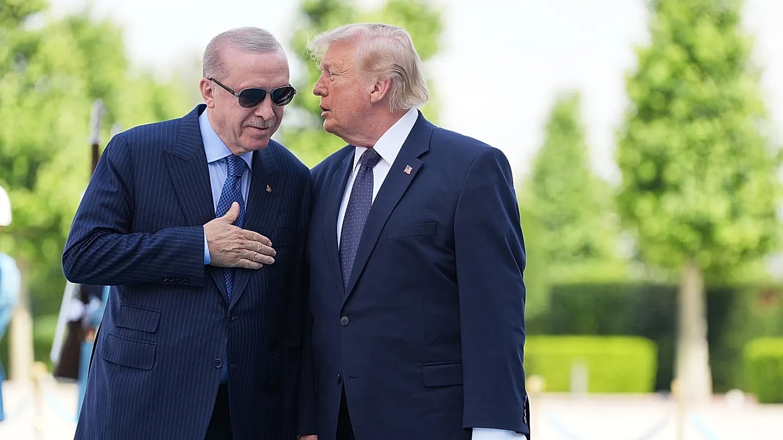 الرئيس الأمريكي دونالد ترامب يتحدث مع نظيره التركي رجب طيب أردوغان خلال مراسم استقبال رسمية لقمة الناتو في أنقرة، في 7 يوليو 2026.