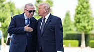 الرئيس الأمريكي دونالد ترامب يتحدث مع نظيره التركي رجب طيب أردوغان خلال مراسم استقبال رسمية لقمة الناتو في أنقرة، في 7 يوليو 2026.