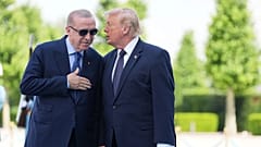 الرئيس الأمريكي دونالد ترامب يتحدث مع نظيره التركي رجب طيب أردوغان خلال مراسم استقبال رسمية لقمة الناتو في أنقرة، في 7 يوليو 2026.