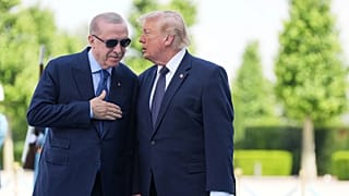 الرئيس الأمريكي دونالد ترامب يتحدث مع نظيره التركي رجب طيب أردوغان خلال مراسم استقبال رسمية لقمة الناتو في أنقرة، في 7 يوليو 2026.