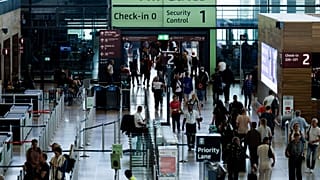Pasażerowie w terminalu lotniska Berlin-Brandenburg w Schönefeld w Niemczech, w sobotę 20 września 2025 r., po cyberataku na systemy odprawy i wejścia na pokład.