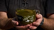 Una taza de aceite de oliva recién prensado