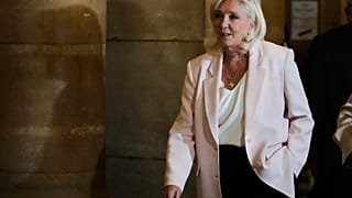 Paris, France : Marine Le Pen autorisée à se présenter à la présidentielle, mais avec un bracelet