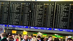 Επιβάτες στέκονται στο τερματικό του αεροδρομίου στη Φρανκφούρτη επί του Μάιν, Γερμανία, την Τρίτη 12 Μαρτίου 2013.