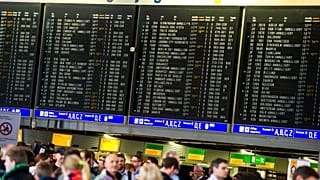Pasażerowie stoją w terminalu lotniska we Frankfurcie nad Menem w Niemczech, wtorek 12 marca 2013 r.
