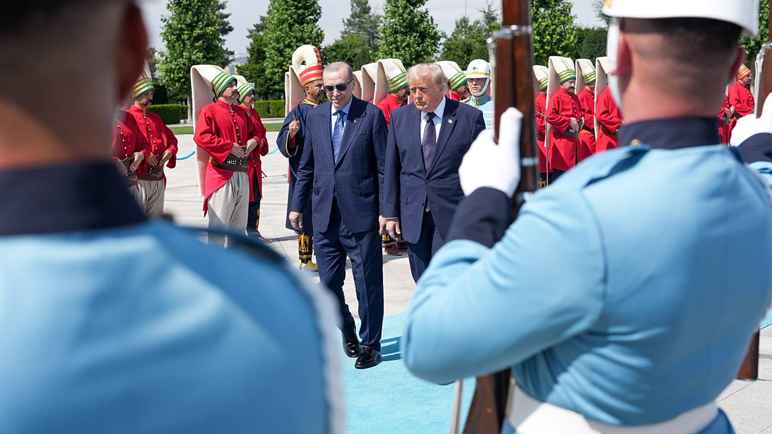 الرئيس الأمريكي دونالد ترامب ونظيره التركي رجب طيب أردوغان خلال مراسم الاستقبال الرسمية في المجمع الرئاسي بالعاصمة التركية أنقرة، في 7 تموز/يوليو 2026.