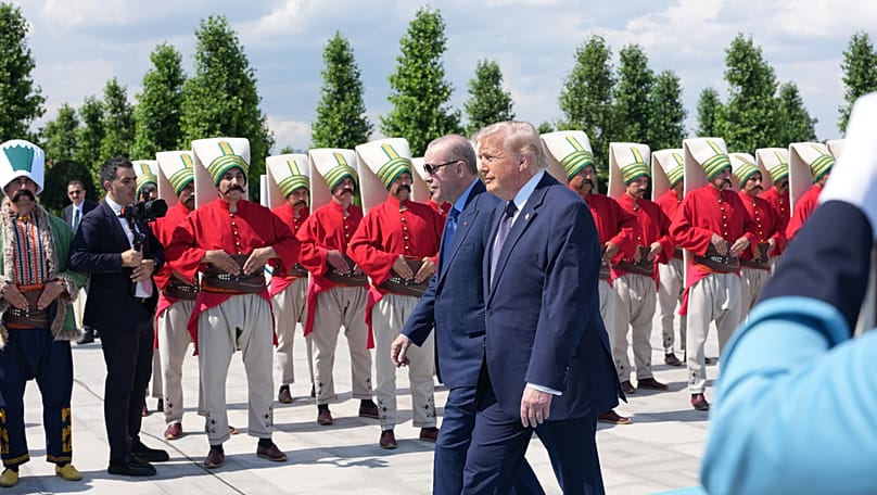 الرئيس الأمريكي دونالد ترامب ونظيره التركي رجب طيب أردوغان خلال مراسم الاستقبال الرسمية في المجمع الرئاسي بالعاصمة التركية أنقرة، في 7 تموز/يوليو 2026.