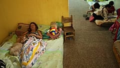 Edilma Remo repose dans un refuge temporaire pour des personnes dont les maisons ont été endommagées par les séismes à Caracas, Venezuela, le vendredi 3 juillet 2026.